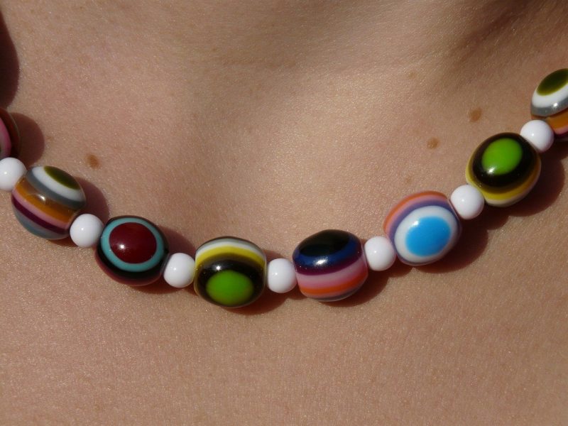 Quelle-est-la-longueur-dun-collier-ras-du-cou-