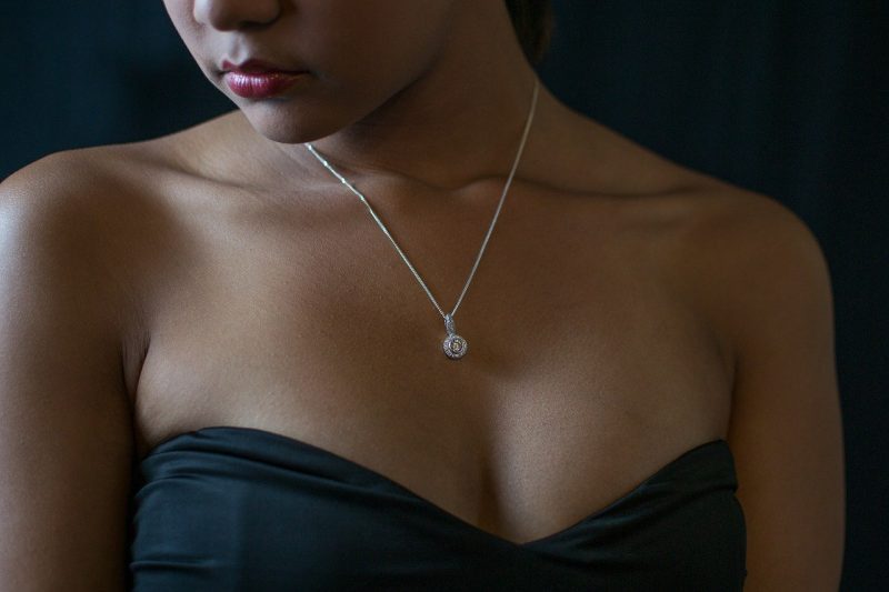 collier-forte poitrine
